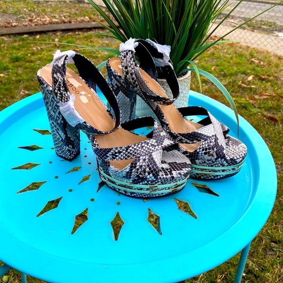 ✨Snakeskin Heels✨ - Picture 2 of 2